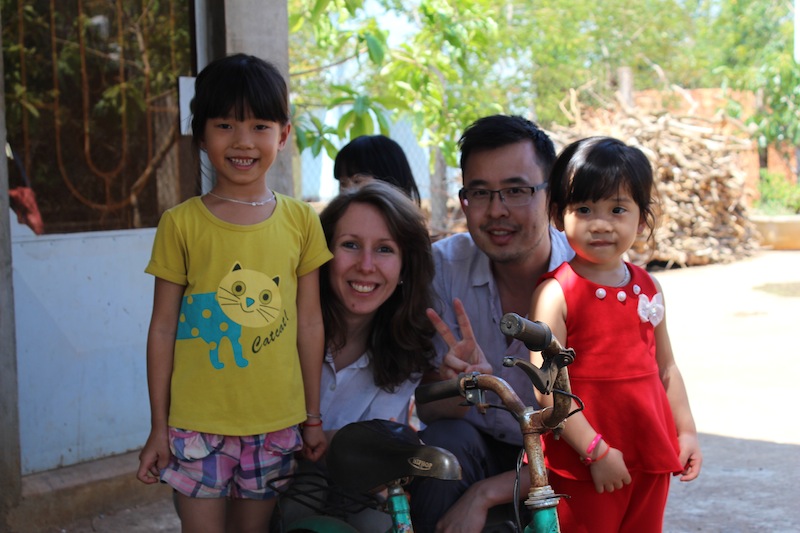 L’équipe de La Maison du Vietnam : Maud et Donatien, en compagnie d’enfants de petits producteurs de café à Buôn Ma Thuột