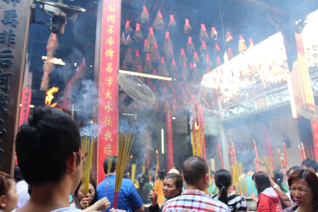 Nouvel an vietnamien Têt au temple -Prière avec encens, hommage aux ancêtres